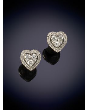 512-ELEGANTES PENDIENTES EN FORMA DE CORAZÓN CON TRES DIAMANTES EN EL CENTRO Y UNA ORLA DE BRILLANTES DE 0,42CT EN TOTAL sobre una montura e