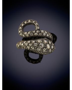 542-ELEGANTE SORTIJA CON DISEÑO DE SERPIENTE DECORADA POR BRILLANTES en oro de 14K y plata.