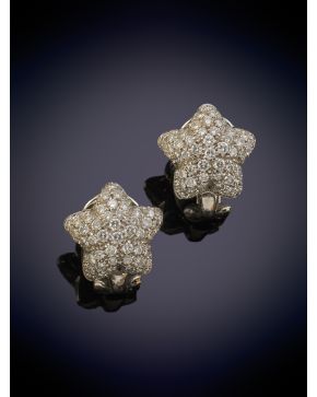 573-PENDIENTES CON DISEÑO DE ESTRELLAS CUAJADAS DE PAVÉ DE BRILLANTES LIGERO BOMBÉ. Montura en oro blanco de 18k.