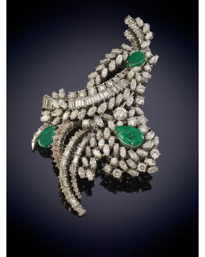 583-ELEGANTE BROCHE EN FORMA DE RAMILLETE CON BRILLANTES, DIAMANTES TALLA MARQUISE Y BAGUETTE Y TRES ESMERALDAS TALLA PERA sobre una montura