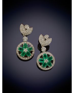 593-PENDIENTES COLGANTES DE ESMERALDAS EN FORMA DE FLOR ORLADAS DE BRILLANTES, QUE PENDEN DE HOJAS DE PAVÉ DE BRILLANTES. Montura en oro bla