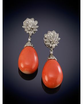 599-ELEGANTES PENDIENTES DESMONTABLES CON LÁGRIMAS DE CORAL ROJO DEL MEDITERRÁNEO QUE PENDEN DE UN ROSETÓN DE BRILLANTES sobre una montura e