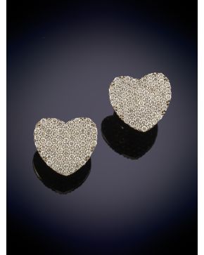 609-ELEGANTES PENDIENTES PLANOS EN FORMA DE CORAZÓN CUAJADOS POR BRILLANTES sobre una montura en oro blanco de 18K.