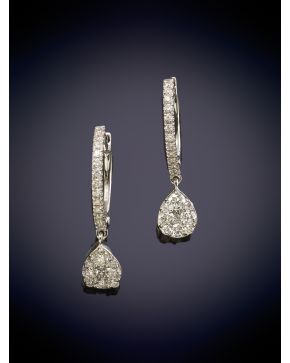 617-ELEGANTES PENDIENTES CRIOLLAS DE BRILLANTES DE LAS QUE PENDE UNA LÁGRIMA DECORADA POR BRILLANTES sobre una montura en oro blanco de 18K.