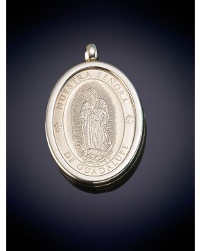 625-LOTE COMPUESTO POR TRES MEDALLAS DE LA VIRGEN DE GUADALUPE CON UNA CADENA EN PLATA.