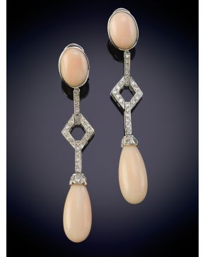 627-ELEGANTES PENDIENTES LARGOS CON CORAL PIEL DE ÁNGEL Y BRILLANTES sobre una montura geométrica en oro blanco de 18K.