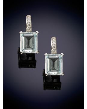 647-ELEGANTES PENDIENTES COLGANTES CON AGUAMARINAS QUE PENDEN DE UNA MONTURA DECORADA POR BRILLANTES en oro blanco de 18K.