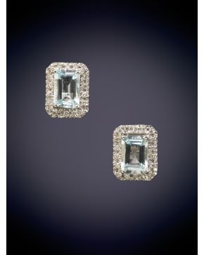 654-ELEGANTES PENDIENTES ROSETÓN CON AGUAMARINAS ORLADAS POR BRILLANTES sobre una montura en oro blanco de 18K.