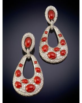 667-GRANDES PENDIENTES DE BRILLANTES Y CABUJONES DE CORAL ROJO MEIDTERRÁNEO, CALIDAD EXTRA. Original diseño ccon dos lágrimas de brillantes.