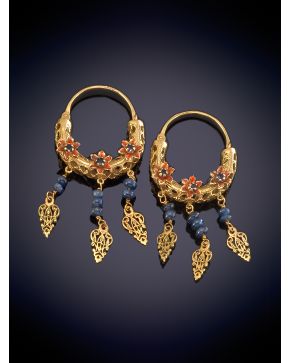 670-BELLOS PENDIENTES CALADOS CON DISEÑO FLORAL DECORADOS POR ESMALTE en oro amarillo de 18K.