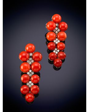 673-ELEGANTES PENDIENTES EN FORMA DE RACIMO CON CABUJONES DE CORAL ROJO DEL MEDITERRÁNEO UNIDOS POR CENTROS DE BRILLANTES sobre una montura 