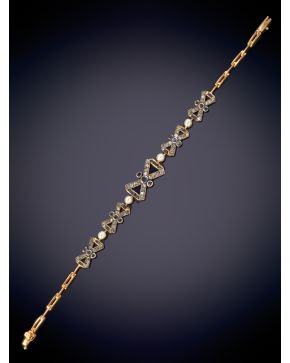 685-ELEGANTE PULSERA ESTILO ART DECÓ CON ZAFIROS DE 2,04CT, PERLITAS Y BRILLANTES DE 1,05CT APROX sobre una montura en oro de 14K.