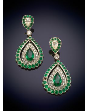 687-ELEGANTES PENDIENTES LARGOS DECORADOS POR UNA LÁGRIMA DE ESMERALDA ORLADA POR BRILLANTES CALIDAD EXTRA, QUE PENDE DE UN DIAMANTE TALLA P