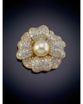 699-EXQUISITO BROCHE EN FORMA DE FLOR CON UNA PERLA AUSTRALIANA CENTRAL DE BELLO ORIENTE Y PÉTALOS BELLAMENTE DECORADOS POR PAVÉ DE BRILLANT