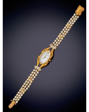 708-CARRERA & CARRERA" Reloj de pulsera para señora con caja y broche en oro amarillo de 18k punzonado. Esfera sujeta por delicadas manos co