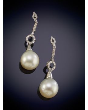 724-ELEGANTES PENDIENTES DE PERLAS AUSTRALIANAS QUE PENDEN DE UNA MONTURA DECORADA POR BRILLANTES en oro blanco de 14K.