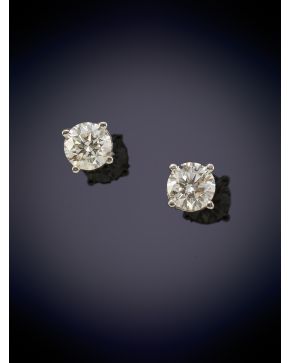 729-ELEGANTES PENDIENTES DORMILONAS DE BRILLANTES que suman un total de 1ct. aprox. Sobre una montura de garras en oro blanco de 18k.