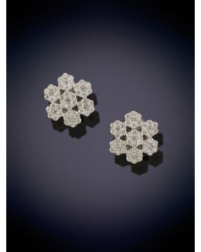 731-BELLOS PENDIENTES ESTILO ROSETÓN DE BRILLANTES sobre una montura en oro blanco de 18K.