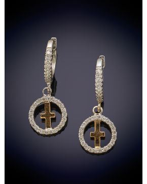 779-ELEGANTES PENDIENTES LARGOS CON DISEÑO DE CRUZ ENMARCADA EN UN CÍRCULO DE BRILLANTES sobre una montura en oro blanco de 18K.