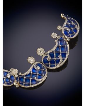 798-EXQUISITA DIADEMA ANTIGUA C.1880 CON ESMALTE GUILLOQUE EN AZUL COBALTO DECORADA POR DIAMANTES. Bellas formas onduladas decoradas por ros