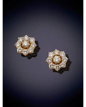 811-CLÁSICOS PENDIENTES ESTILO ROSETÓN DE BRILLANTES sobre una montura en oro amarillo de 18K.