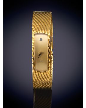 827-GUBELIN. RELOJ DE PULSERA CON CAJA Y BRAZALETE EN ORO AMARILLO DE 18K. MOVIMIENTO MECÁNICO MANUAL. Esfera dorada con agujas en esmalte n