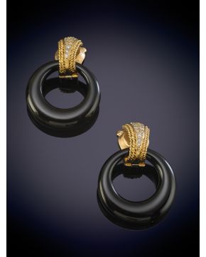 828-VAN CLEEF & ARPELS" PENDIENTES CRIOLLAS DE ONIX DECORADOS POR BRILLANTES. Sobre una montura de oro amarillo de 18k. Pieza firmada y nume