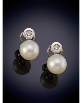 85-ELEGANTES PENDIENTES CON PERLAS CULTIVADAS QUE PENDEN DE UN CHATÓN DE BRILLANTE sobre una montura en oro blanco de 18K.