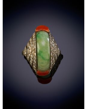 852-DELICADA SORTIJA ANTIGUA DE DIAMANTES CON CABUJÓN DE PIEDRA VERDE Y NARANJA. Montura en plata. 