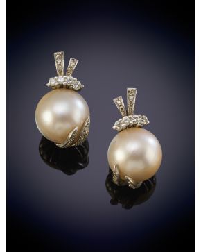 860-ELEGANTE CONJUNTO DE PERLAS MABE Y BRILLANTES diseño a modo de lazada formado por pendientes y sortija. Sobre una montura de oro blanco 