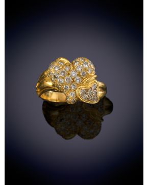 88-BELLA SORTIJA CON CENTRO ESTILO FLORAL DECORADO POR BRILLANTES sobre una montura en oro amarillo de 18K.