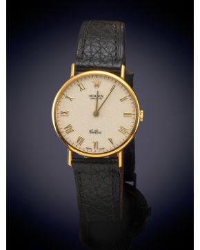 910-ROLEX CELLINI. CAJA EN ORO AMARILLO DE 18K. MOVIMIENTO MECÁNICO MANUAL. Pulsera de piel negra