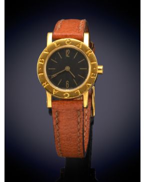 913-BULGARI" Reloj de señora con caja en oro amarillo de 18k firmad y numerada. Movimeinto de cuarzo. Esfera negra con numeración a trazos a