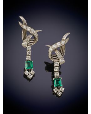 92-ELEGANTES PENDIENTES ESTILO ANTIGUO DE BRILLANTES Y ESMERALDAS sobre una montura en oro blanco de 18K.