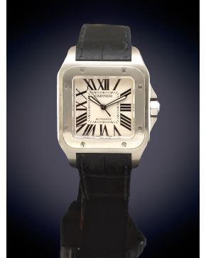 928-CARTIER MODELO SANTOS. RELOJ DE PULSERA CON CAJA EN ACERO. MOVIMIENTO AUTOMÁTICO. Cristal de zafiro. Pulsera de piel negra con hebilla d