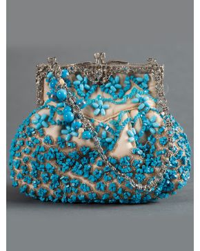 951-MADDALENA MARCONI Bolso de fiesta beige con pedrería azul celeste, cierre en metal plateado y decoración floral.