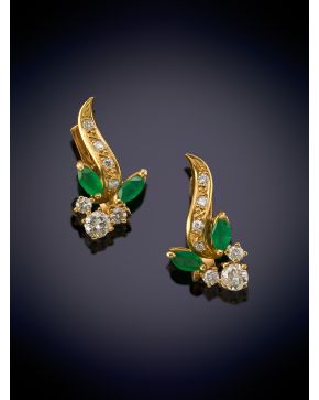 97-BELLOS PENDIENTES CON BRILLANTES Y ESMERALDAS TALLA MARQUISE sobre una montura en oro amarillo de 18K.