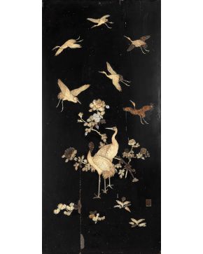 2230-Aves y flores Panel japonés, fines S. XIX, con aplicaciones de nácar y hueso tallado y grabado. Faltas. Medidas: 106,5 x 48 cm."