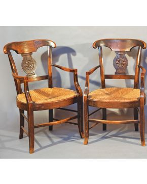 2190-Pareja de butacas en madera patinada con asiento de enea. Respaldo con motivos de Lauburu tallados. Medidas: 86 x 55 x 46 cm.