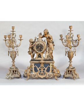 2316-Reloj de sobremesa con guarnición de candelabros de  cuatro luces en metal dorado y mármol negro, finales S.XIX. Medidas reloj: 60 x 19 x 49 cm. 