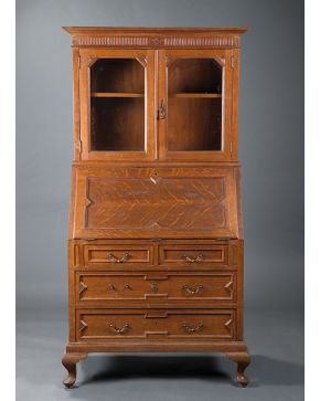 2207-Vitrina-escritorio estilo inglés en madera de nogal con cajones en la parte inferior y compartimentos al interior, C. 1900. Con llave. Desperfect