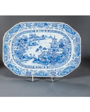 2272-Bandeja ochavada en porcelana china azul y blanca con representación de pagodas en paisaje, Compañía de Indias, dinastía Qianlong (1736-95) Medid