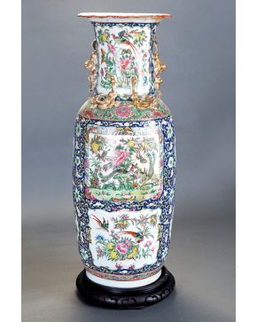 2235-Gran jarrón chino Familia rosa en porcelana polícroma decorado con aves exóticas y flores. Restaurado. Ppios s. XX. Altura 58 cm."