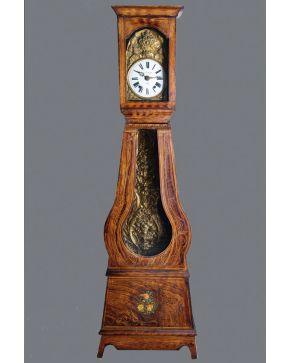 2195-Reloj de antesala en madera con péndulo y caja de reloj en latón profusamente cincelado con decoración de flores. España, c. 1900. Firmado en la 