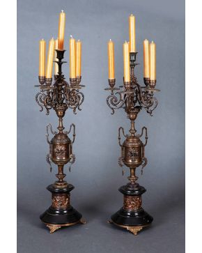 2313-Pareja de candelabros de seis luces. Francia, c. 1870. En bronce pavonado y mármol negro. Friso con fiesta báquica de amorcillos y fuste en forma