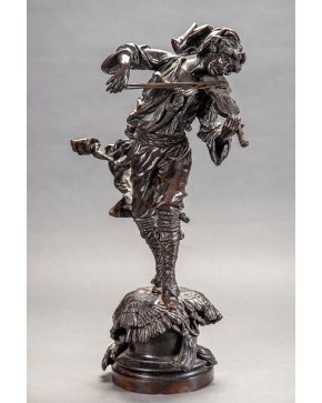 859-Escultura en bronce pavonado representando a un niño músico tocando el violín.  Precisa soldadura en arco. Altura: 60 cm.