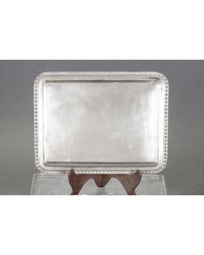 696-Bandeja rectangular en plata española punzonada con marcas de J. Pérez Fernández. Perímetro con ovas. Peso: 420 gr. Medidas: 21,5x28 cm.