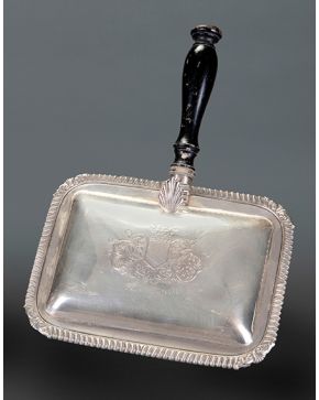 1227-Portafritos en plata española punzonada con marcas de López. Escudo grabado en la tapa. Mango en madera. Peso: 635 gr. Medidas: 6x18x14 cm.