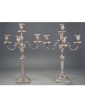 588-Pareja de candelabros de 5 luces convertibles en candelero en plata inglesa punzonada con marcas de Sheffield, artífice Hawksworth, Eyre & Co Ltd.