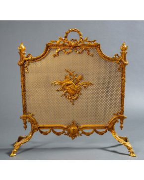 973-Parabant estilo Luis XVI en bronce dorado con rejilla calada, decoración de antorchas y corona de laurel. Medidas: 76x74x24 cm 